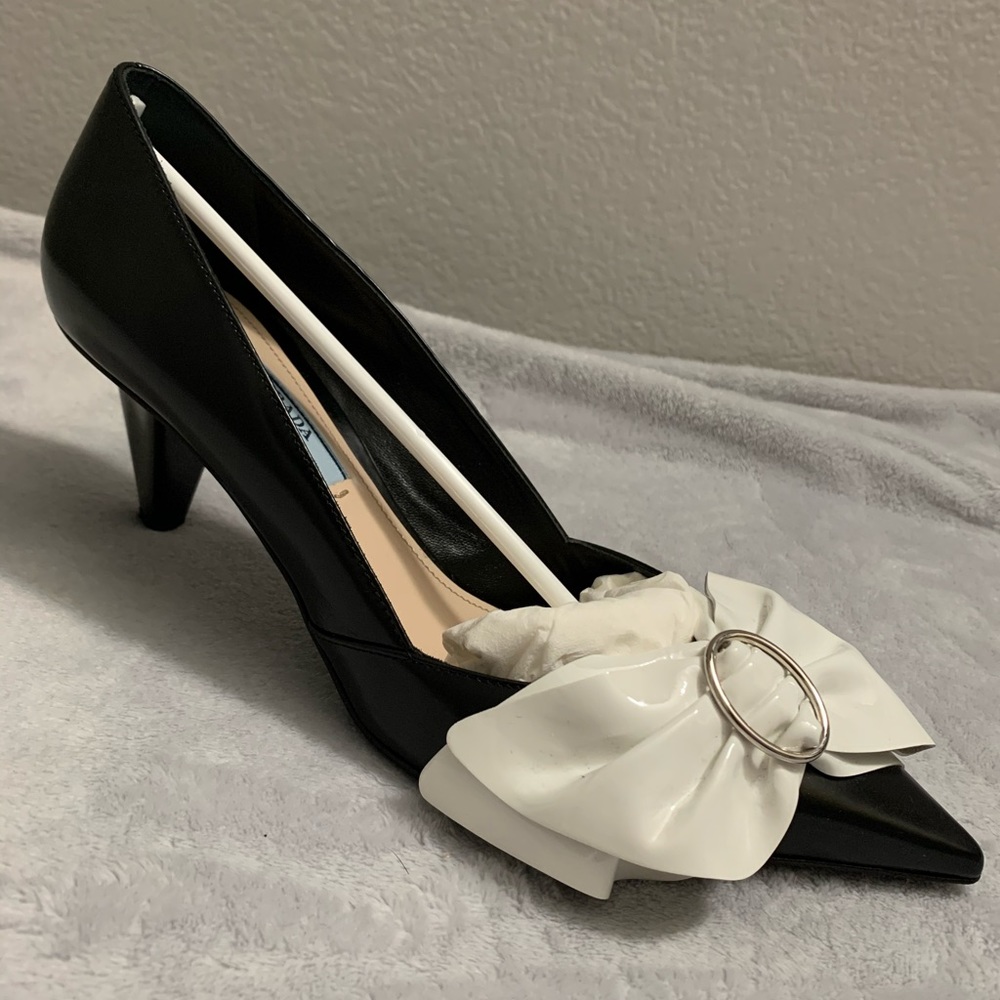 PRADA BLACK LEATHER WHITE BOW CONE HEEL PUMPS